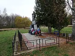 Братская могила находится у дороги Р132