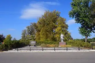 Братская могила в центре села