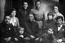 Братья Шиловы (сидят в первом ряду слева направо: Дмитрий, Федот, Степан), члены семей и соратники.