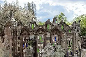 Композиция во дворе