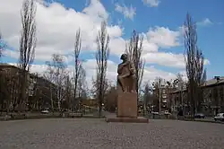 Вид на памятник Вернадскому в начале бульвара