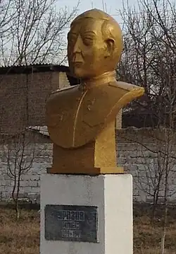 Бюст Ильяса Уразова в школе его имени (Янгиюльский район)