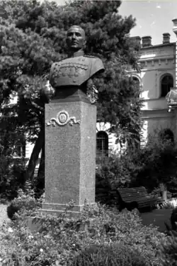 Бюст И. А. Плиева. На заднем фоне – здание бывшего штаба 21-й пехотной дивизии. Фото 1960-х годов.