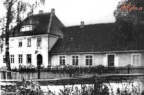 Школа, построенная в начале XX века. После войны здание уцелело и здесь обучались уже советские дети. Школа проработала до 2010 года. Разрушена в 2024 году, разобрана на кирпичи на продажу.