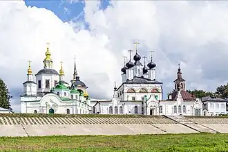 Вид на Соборное дворище со стороны Сухоны