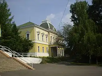 Дворец графов Плотени в Великие Лазы