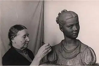 Вера Драчинская работает над портретом девушки