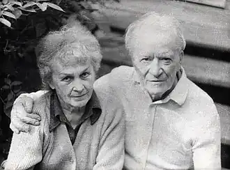 Евгений Александрович Порай-Кошиц  и его жена Вера Фёдоровна Матюх на даче в Комарово, приблизительно 1993 год.