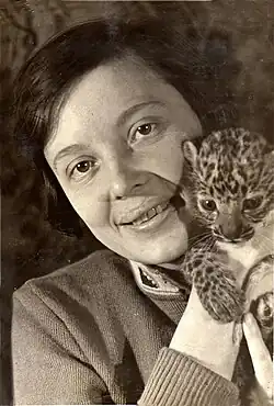 Вера Чаплина с леопардёнком Заботкой, 1937 год