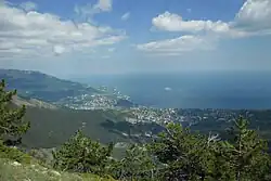 Вид с верхней части Ставрикайской тропы на Ялту.