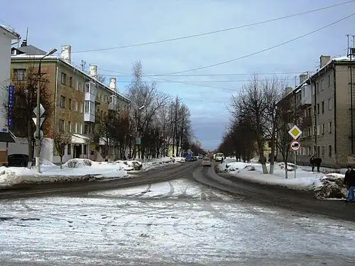 Вид на конец улицы с площади Мира (дома № 62 и № 57)