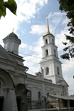 Вид на Троицкую церковь.