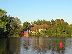 Вид с противоположного берега Сестрорецкого Разлива на застройку улицы (дом 49, территория Угольный островок)