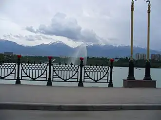 Фонтан на озере Сайран