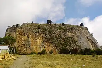 Вид на скалу Кызылташ из посёлка Краснокаменка