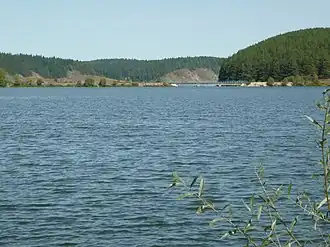 Скалы на берегу Михайловского пруда