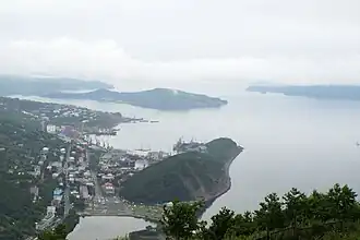 Вид с Мишенной сопки на Авачинскую бухту. На переднем плане Никольская сопка, за ней — Петропавловская губа и акватория Петропавловск-Камчатского морского порта (2008 год).