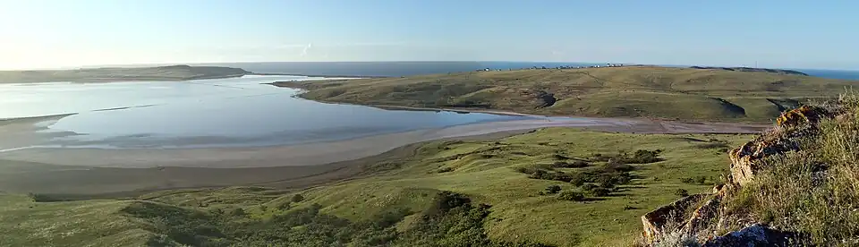 Вид с вершины Ташкалак на озеро Чокрак и Азовское море