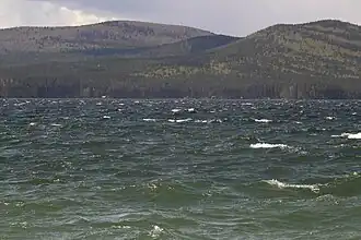 Вид на гору Пугачёва (слева) и гору Липовская с озера Тургояк.