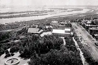 На переднем плане — Владимирский сад, вдали, слева — Тихвинская церковь.