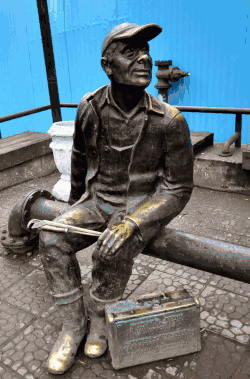 Скульптура водопроводчика