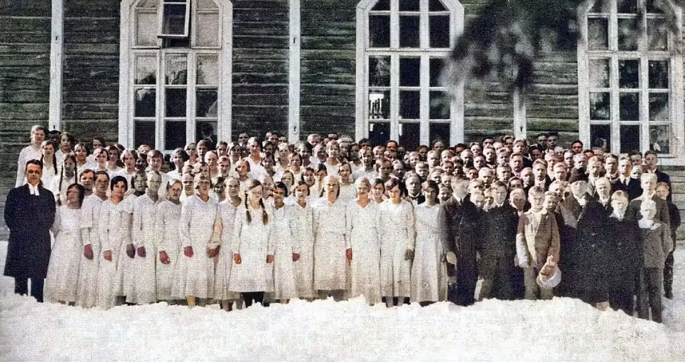 Возле кирхи Харлу в Вербное воскресенье. 1933 год.