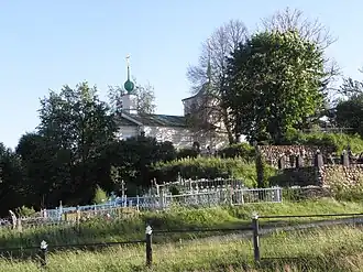 Вид на храм снизу с северной стороны.