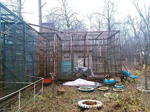 Внешний (летний) вольер антропоидника. Снят осенью 2013, когда уже не использовался