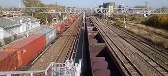 Вид на пассажирские платформы с пешеходного моста