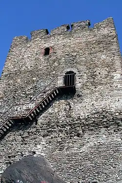 Высокий вход в квадратную башню