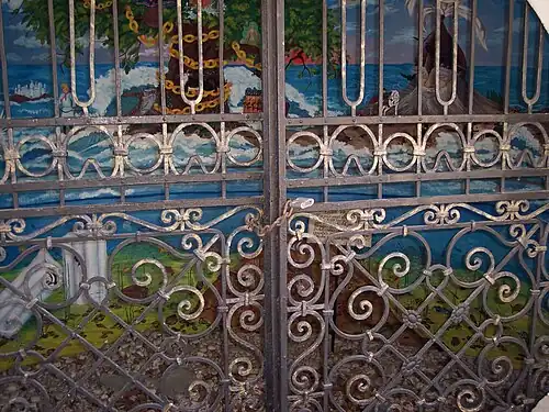 Распашные ворота грота Пушкина, Феодосия, Крым.