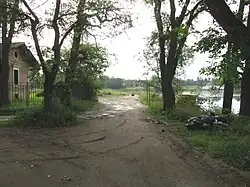 Тот же въезд в Приоратский парк на берегу Чёрного озера. Снимок 2012 года