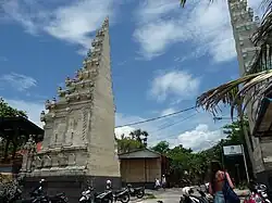 Въезд через расколотые ворота в деревню Legian Village, район Kuta, Бали