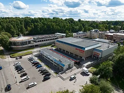 Слева здание ресторана, справа универмаг, в центре - торговые павильоны на месте фонтанной чаши