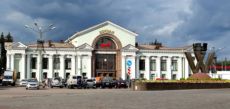 Современное здание железнодорожного вокзала и «Памятный знак городу Выборгу»