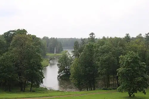 Вид на Чесменский обелиск от Большого Гатчинского дворца.