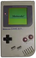 Game Boy включён. Он имеет монохромный дисплей и светящийся индикатор батарей.