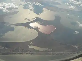 Северо-западная часть Арабатской стрелки (с прилегающей акваторией Сиваша): Счастливцево, Приозёрное, Геническая Горка; Геническое и Зябловское (по центру на переднем плане) озёра; полуострова Семёновский Кут и Генический Кут