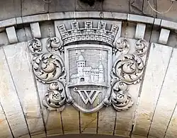 Вариант изображения герба на фасаде городского рынка