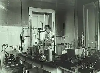 Герта Вамбахер в лаборатории Института радия (ок. 1925)