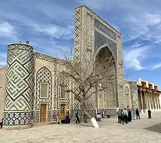 Главный фасад медресе Улугбека