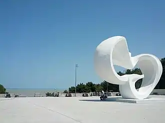 Вид на парковую площадь с памятником