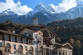 Вид на пик Чёрная пирамида из посёлка Эсто-Садок