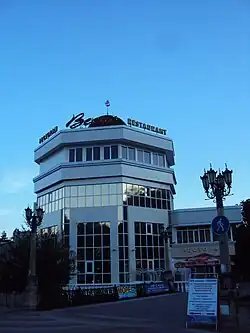 Вид с торца, со стороны реки