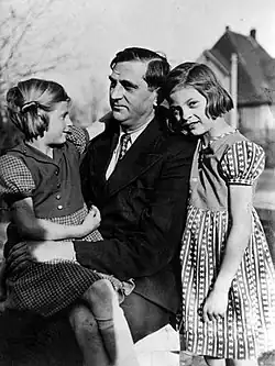 Джон Грауденц вместе со своими дочерьми Карин и Сильвой