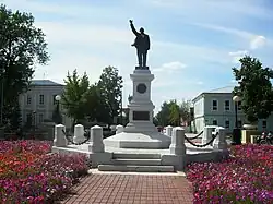 Один из первых памятников В. И. Ленину в России (1925)