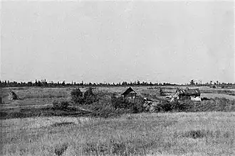 Уцелевшие после боёв строения деревни Чернушки. Сентябрь 1944