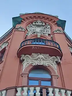 Лепнина с гербом на углу здания