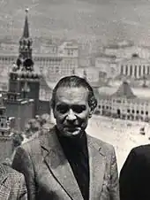 Е. И. Дешалыт на фоне диорамы Москва — столица СССР