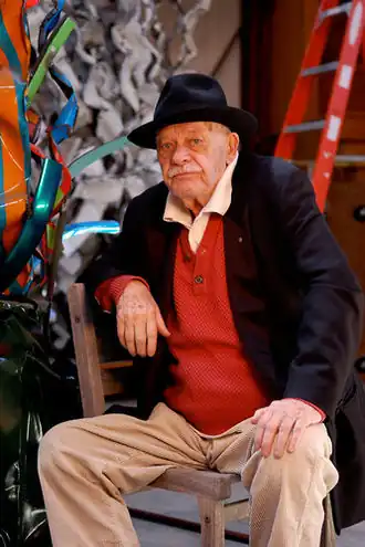 Джон Чемберлен в своей студии в 2011 году